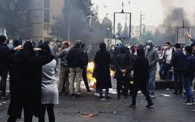 İranda 1 milyondan çox insan etiraza qalxdı 