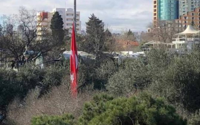 Bakıda Türkiyə bayrağı yarıya endirildi  – Şəhidlərə ehtiram