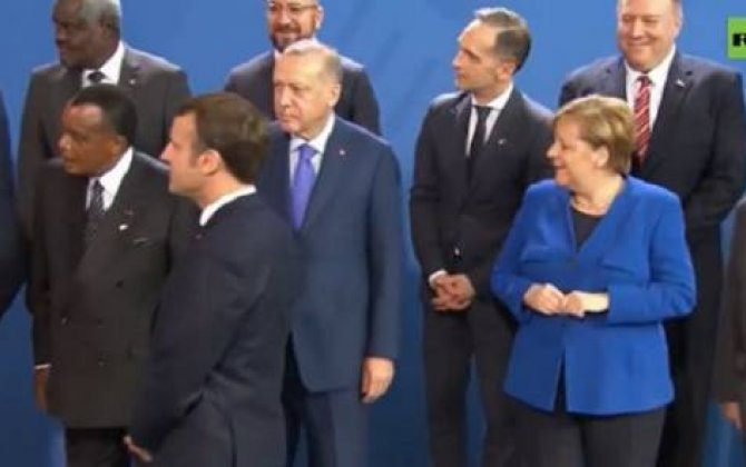 Sammitdə Putini “itirən” Merkel və Makron çaş-baş qaldı -  VİDEO