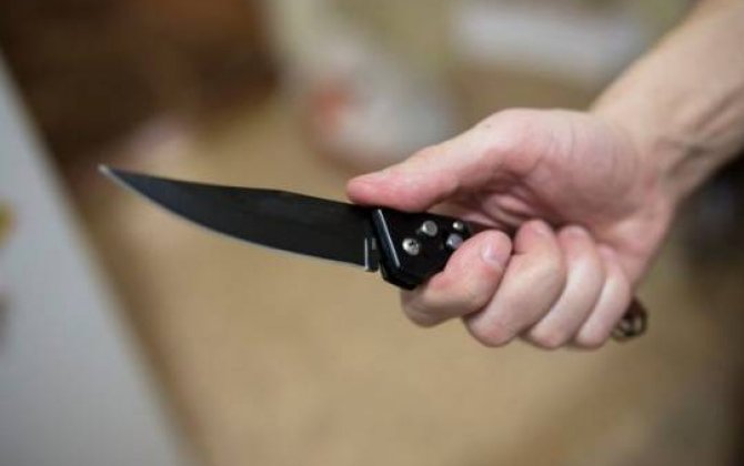 14 yaşlı qız atası ilə yaşayan qadını bıçaqladı 
