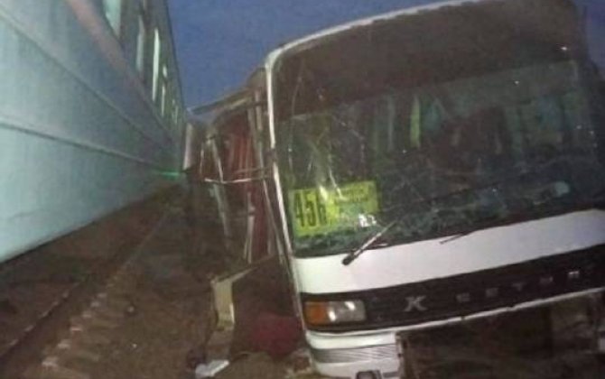 Pakistanda avtobusun qatarla toqquşması nəticəsində 15 nəfər ölüb 