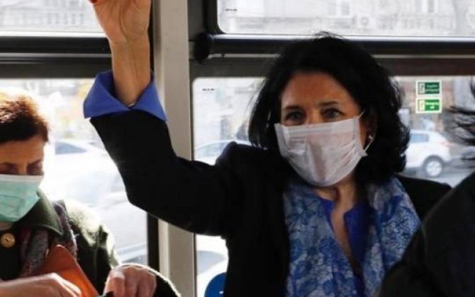 Gürcüstan prezidenti tibbi maska taxdı -  FOTO