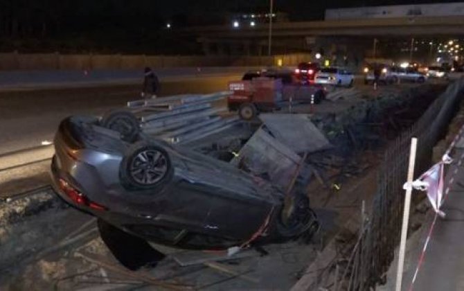 Sükana nəzarəti itirən sürücü avtomobili aşırdı -  VİDEO