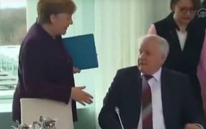 Nazir Angela Merkelin salamını almadı -  VİDEO