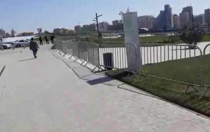 Xüsusi karantin rejimi qərarından sonra Bakıda parkların ətrafı hasarlanır, skamyalar götürülür -  VİDEO