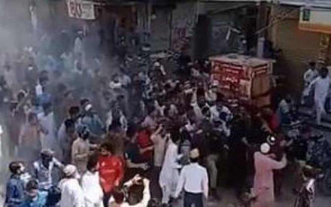 Pakistanlılar kütləvi ibadətə mane olan polisləri daş-qalaq etdilər -  VİDEO