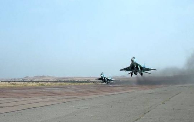 MiQ-29 və Su-25 təyyarələrinin ekipajları ilə taktiki-uçuş təlimi keçirilib - Fotolar+Video