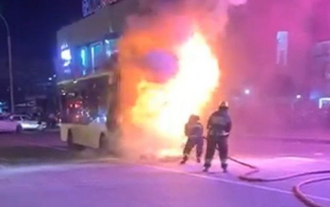 В Баку загорелся пассажирский автобус-(видео)