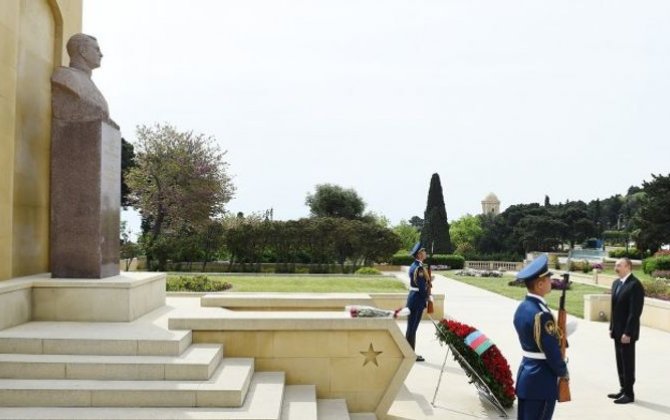 Президент Ильхам Алиев посетил памятник Ази Асланову
