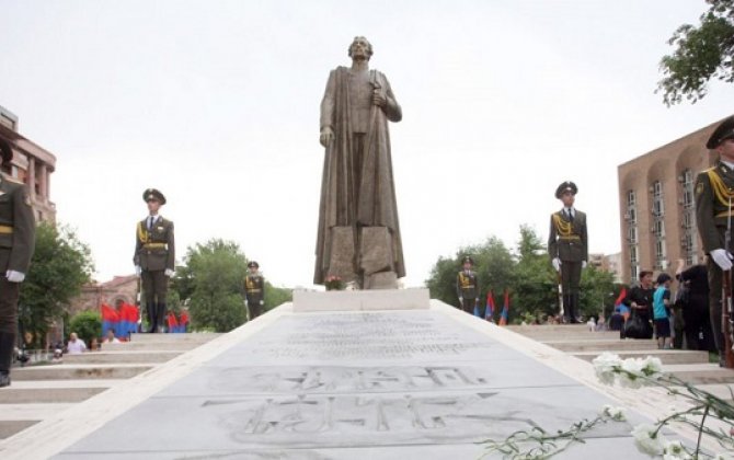 А в Ереване маячил шестиметровый памятник Нжде…