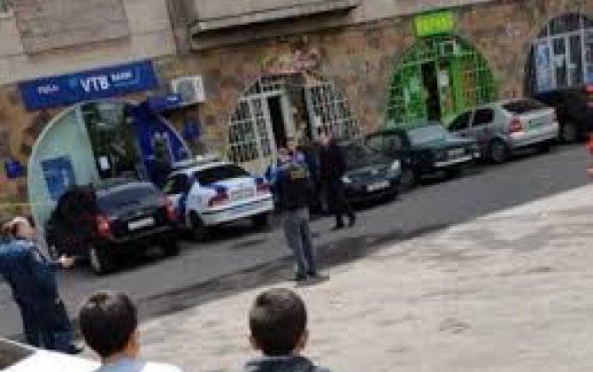 В Ереване вооруженный мужчина захватил филиал ВТБ-банка