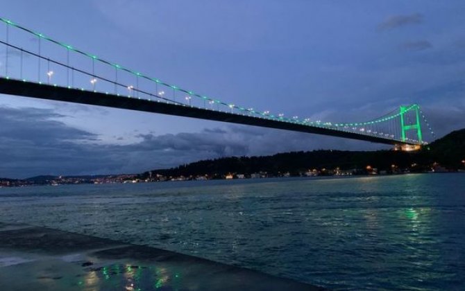 İstanbulun rəmzləri Azərbaycan bayrağının rəngləri ilə işıqlandırılır -  FOTO