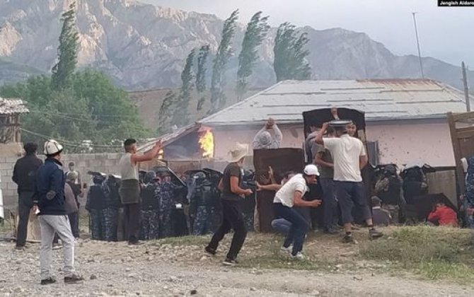 Sərhəddə iki dövlətin vətəndaşları bir-birini daşa basdı:  15 yaralı - FOTO/VİDEO