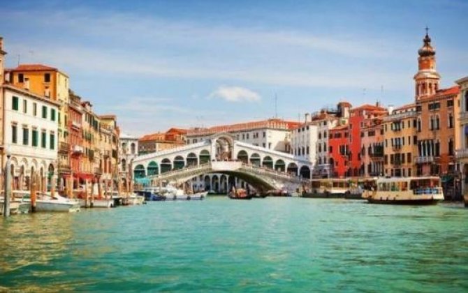 Venesiyada kanalda çimən turistlər cərimə edilib şəhərdən qovuldu