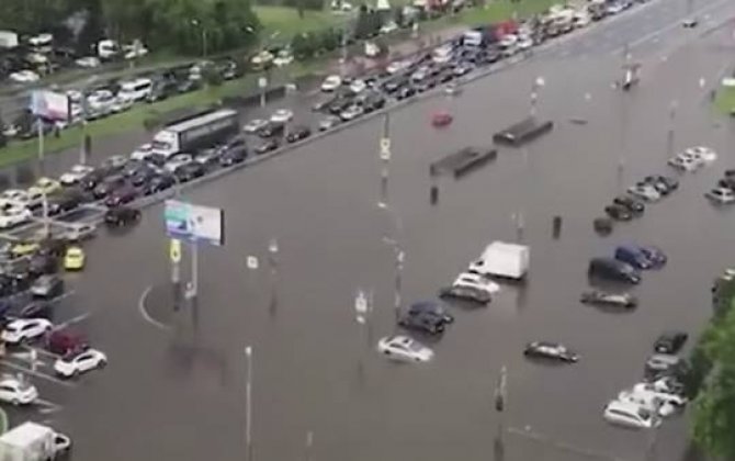 Moskva küçələri su altında qaldı -  VİDEO