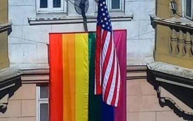 ABŞ səfirliyi homoseksualların bayrağını UCALTDI…-RƏZALƏT- FOTOLAR