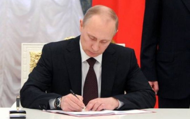 Putin konstitusiyaya dəyişikliklər haqqında fərmanı imzalayıb