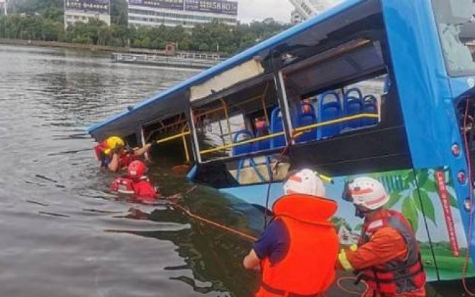 Məktəbliləri daşıyan avtobus gölə düşdü -  21 nəfər öldü