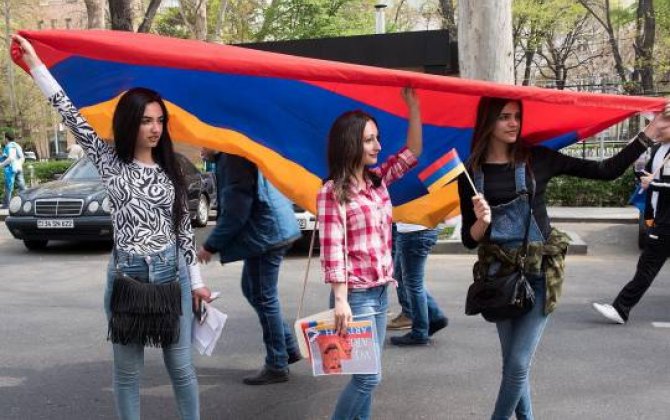 Ermənistan Təhsil Nazirliyinin qarşısında etiraz aksiyası keçirilib