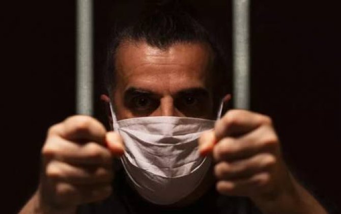 Koronavirus maskası bir məhkumun ölümünə səbəb oldu - İNANILMAZ HADİSƏ