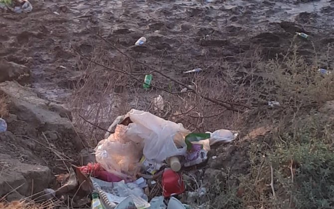 Уникальное озеро в окрестностях Баку превращается в мусорную свалку — (фото)