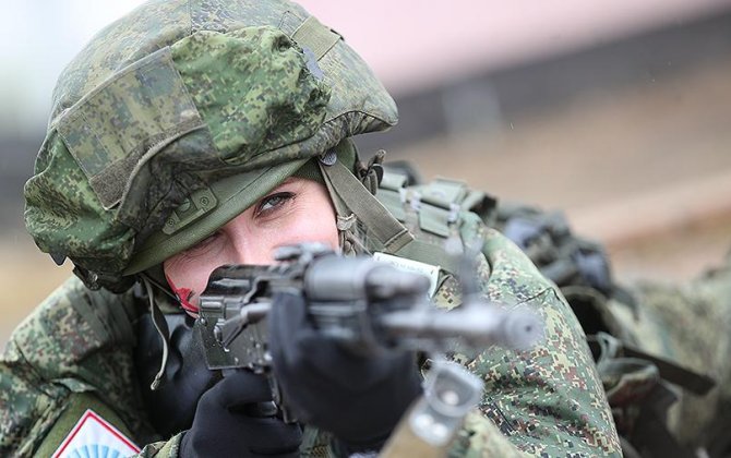 Жириновский предложил призывать больше женщин в Российскую армию