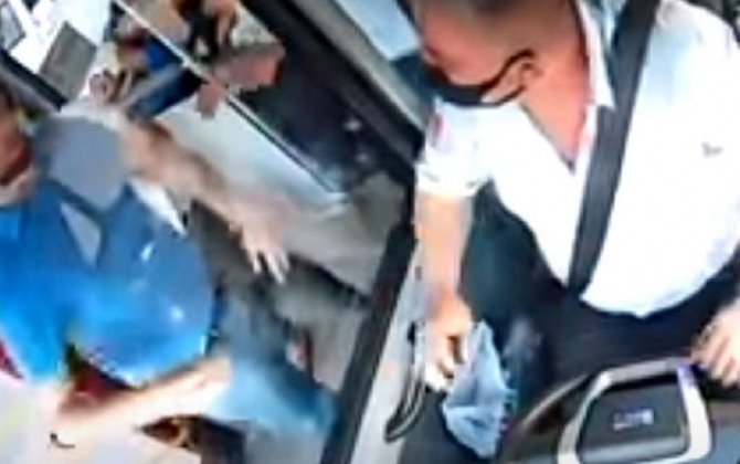 В Баку задержан пассажир, ударивший водителя автобуса за требование надеть медмаску — ВИДЕО