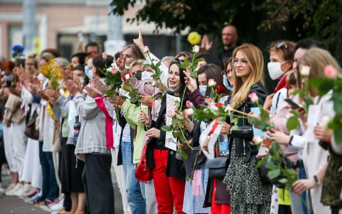 В женской акции протеста в Минске участвуют 10 тыс. женщин