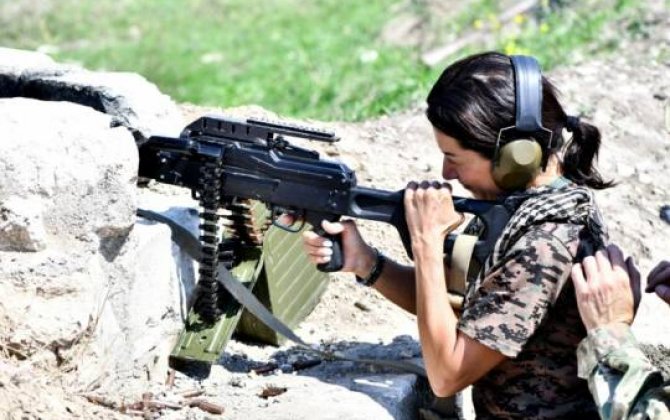 Ermənistanın birinci ledisi Qarabağa gəldi,  əlinə silah aldı – FOTOLAR