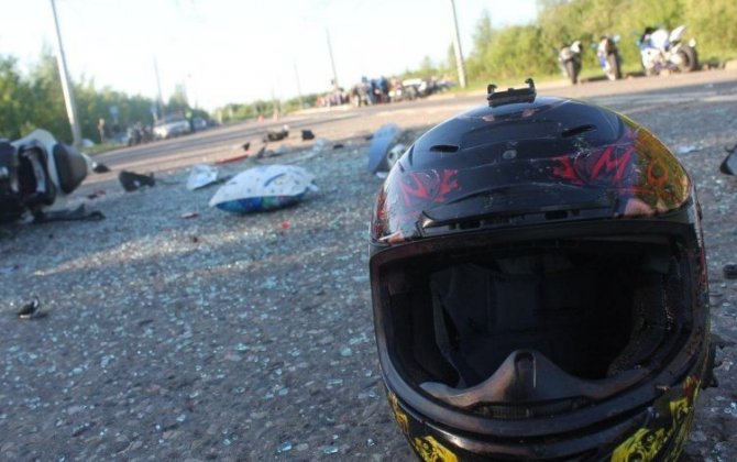 В столице мотоцикл врезался в бетонный бордюр
