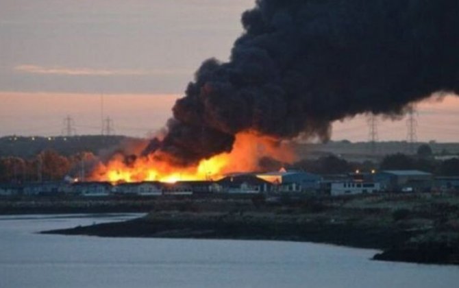 В графстве Кент из-за взрыва и пожара в порту эвакуировали 200 человек — ВИДЕО