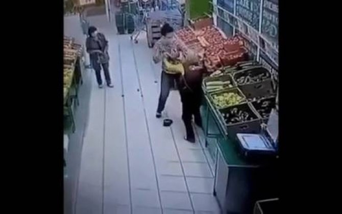 Bıçaqlı qadının mağaza işçisinə hücumu təhlükəsizlik kameralarında -  ANBAAN VİDEO
