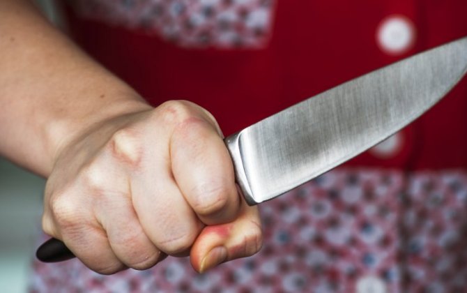 В Мингячевире 80-летний мужчина получил удар ножом в голову от женщины