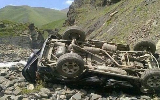 В Гобустане автомобиль рухнул в глубокий овраг: трое пострадавших