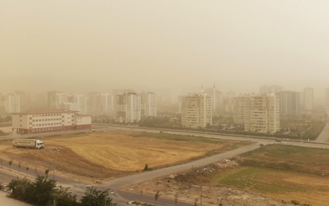 Анкару накрыли тучи песка и пыли-(видео)