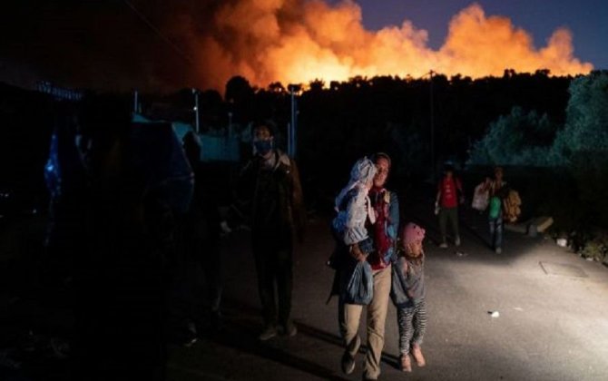 Мигрантов обвинили в преднамеренном поджоге лагеря на острове Лесбос