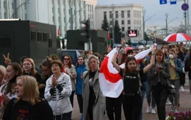 Belarusun müxalif kanalı qadınların yürüşünü zorla dağıdan polislərin məlumatlarını yaydı