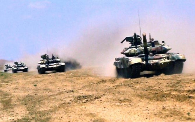 Tank bölmələri artilleriya ilə qarşılıqlı fəaliyyətdə təlim-döyüş tapşırıqlarını icra edir -  VİDEO/FOTO