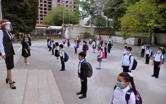 Посещаемость очных занятий в школах Баку составила 85-90%