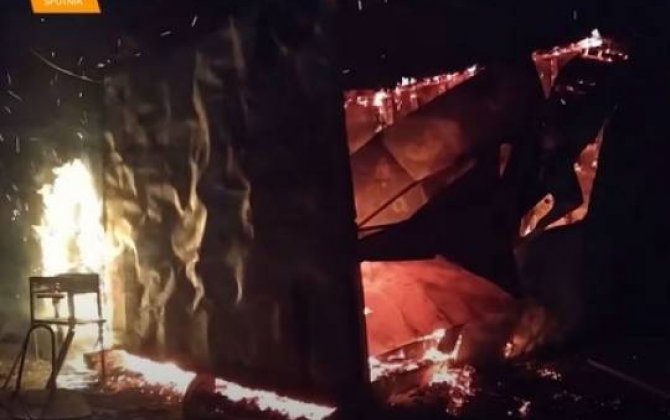 Ağdamdan çıxan ermənilər evləri, mağazaları yandırırlar -  VİDEO