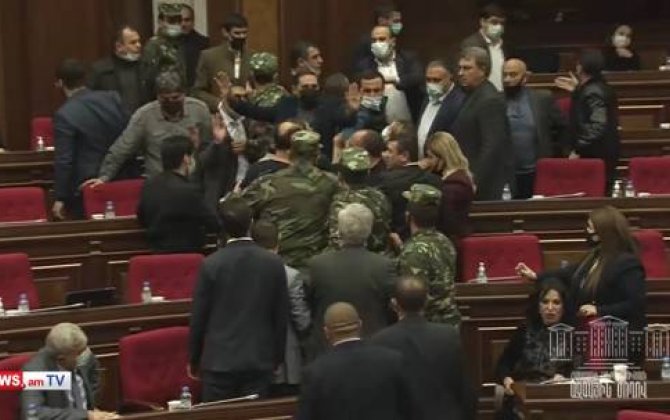 Ermənistan parlamentində dava -  VİDEO