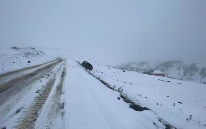 Talış dağlarına qar yağdı, maşınlar yolda qaldı -  FOTO/VİDEO