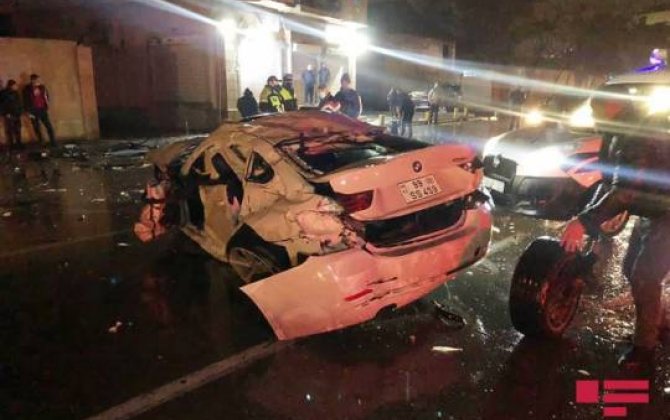 Bakıda avtomobil marketə çırpıldı-  üç tibb işçisi öldü...-FOTO