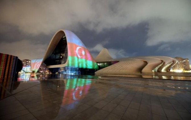 Bakıdakı bir çox məşhur binada bayraq proyeksiyası əks olunub -  FOTO