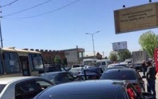 Протестующие перекрыли дорогу к аэропорту Еревана