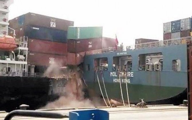В Китае столкнулись два контейнеровоза
