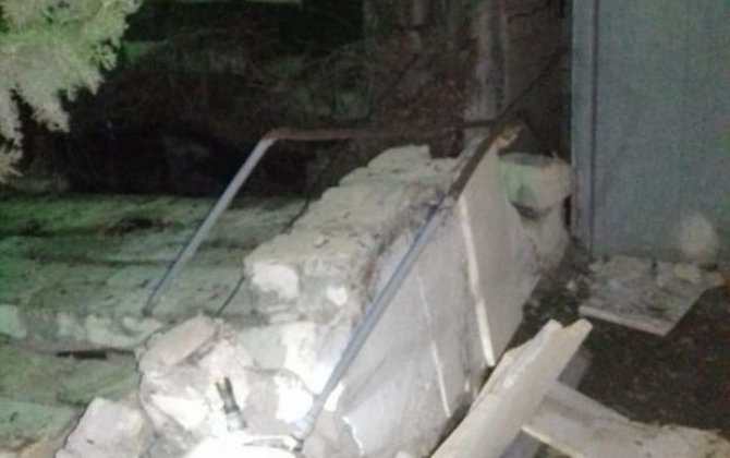 В Саатлы обрушился каменный забор, поврежден газопровод — ВИДЕО