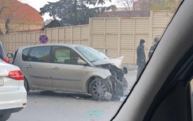 В Баку столкнулись два автомобиля — ВИДЕО