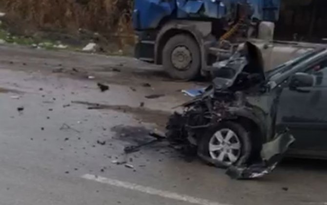 В Баку легковой автомобиль врезался в грузовик — ВИДЕО