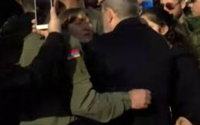 Мать погибшего армянского солдата подошла к Пашиняну: «Твой сын здесь, а мой в могиле»